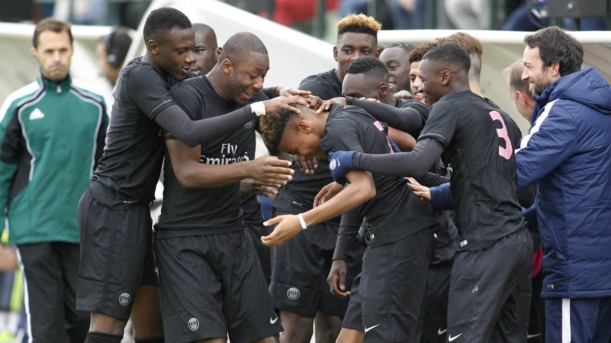 Los jugadores del PSG celebran un gol en la Youth League.