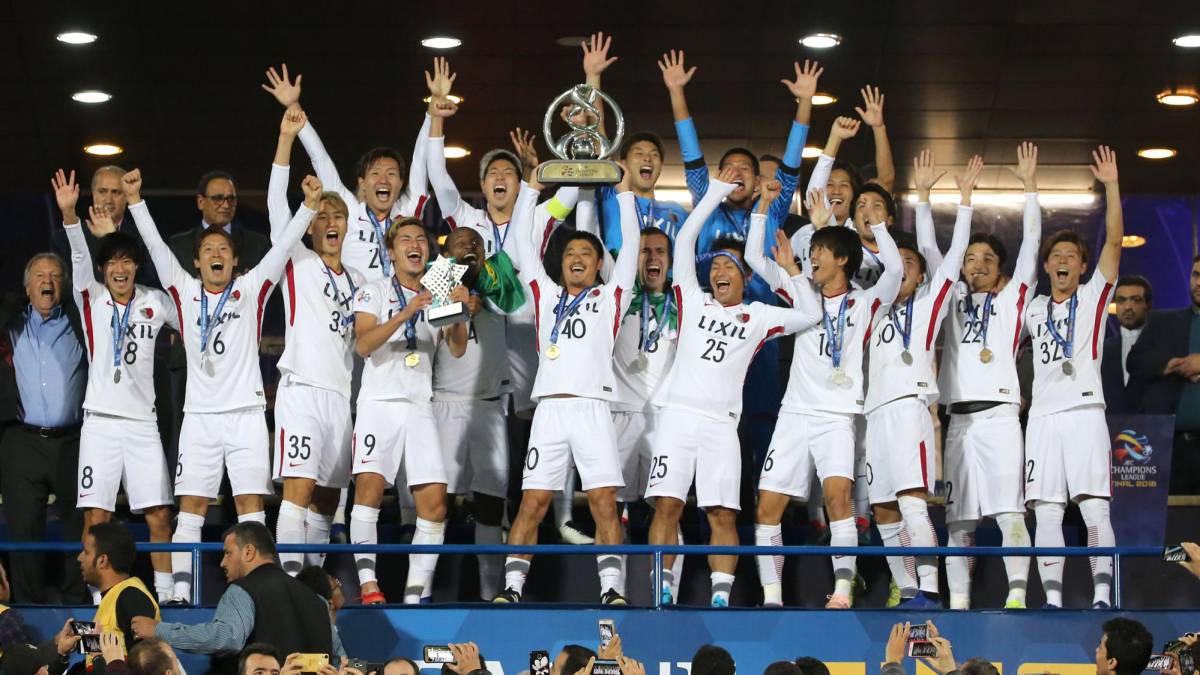 Los jugadores del Kashima Antlers levantan la Liga de Campeones de Asia.