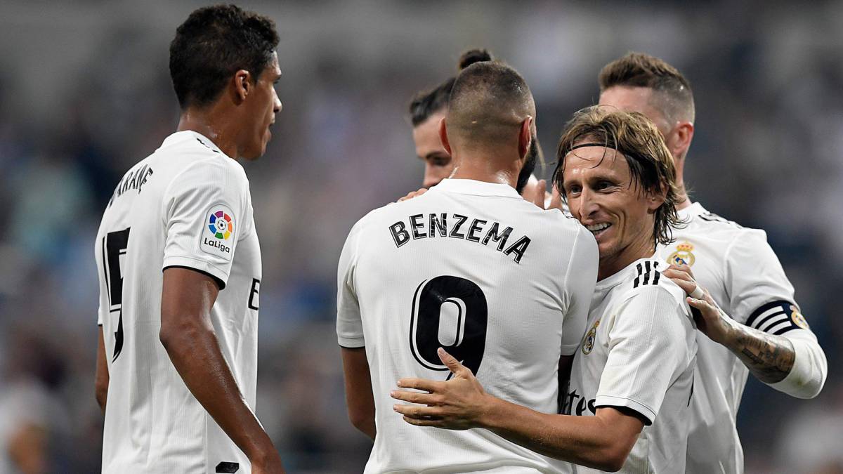 Los jugadores del Real Madrid celebran un gol.