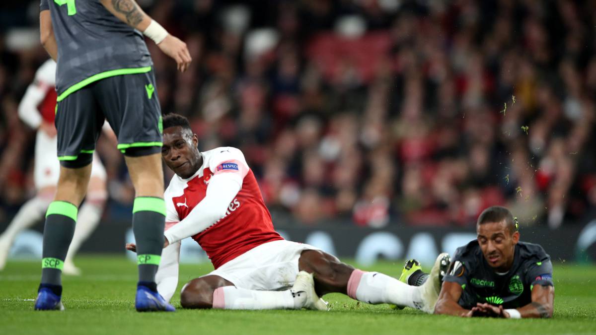 Danny Welbeck se resiente de su lesión en el partido ante el Sporting de Portugal.