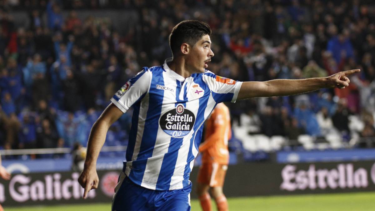 Carlos Fernández celebra su gol ante el Oviedo