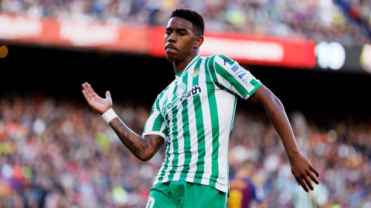 El defensa del Betis Junior Firpo celebra el primer gol que anotó el Betis en el Camp Nou en el encuentro de la jornada 12 de LaLiga Santander.