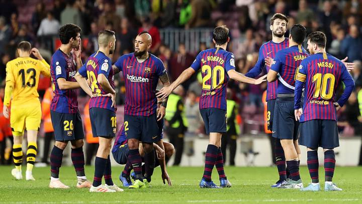 Los jugadores del Barcelona, tras el partido contra el Betis.