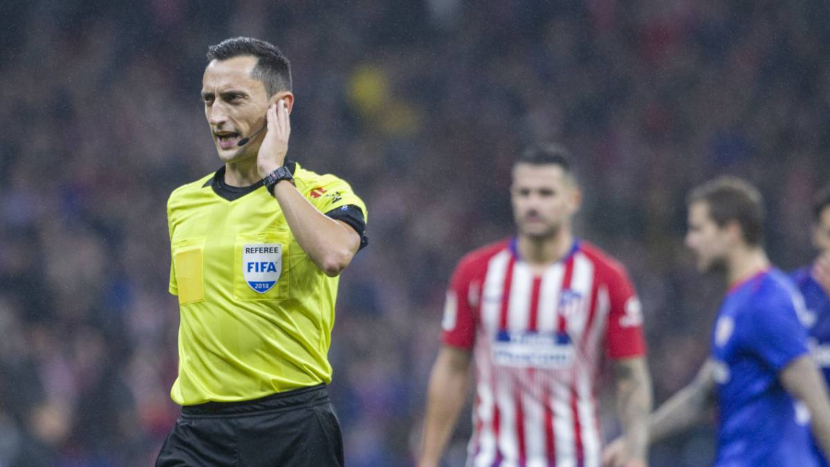 Sánchez Martínez recibiendo instrucciones del VAR.