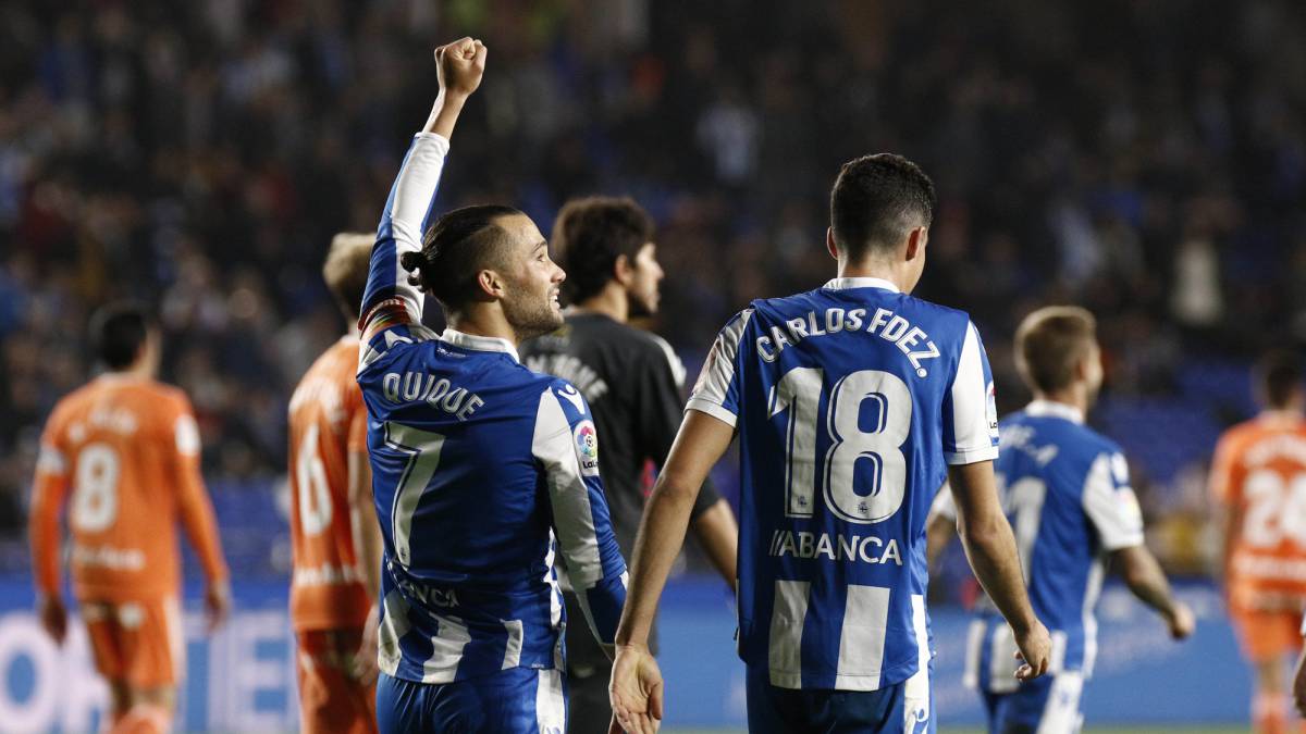 Quique González y Carlos Fernández celebran un gol ante el Oviedo