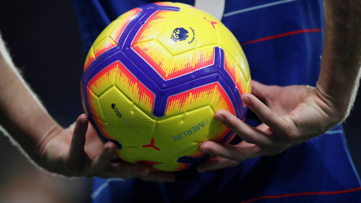 Marcos Alonso sostiene el balón de la Premier League antes de hacer un saque de banda.