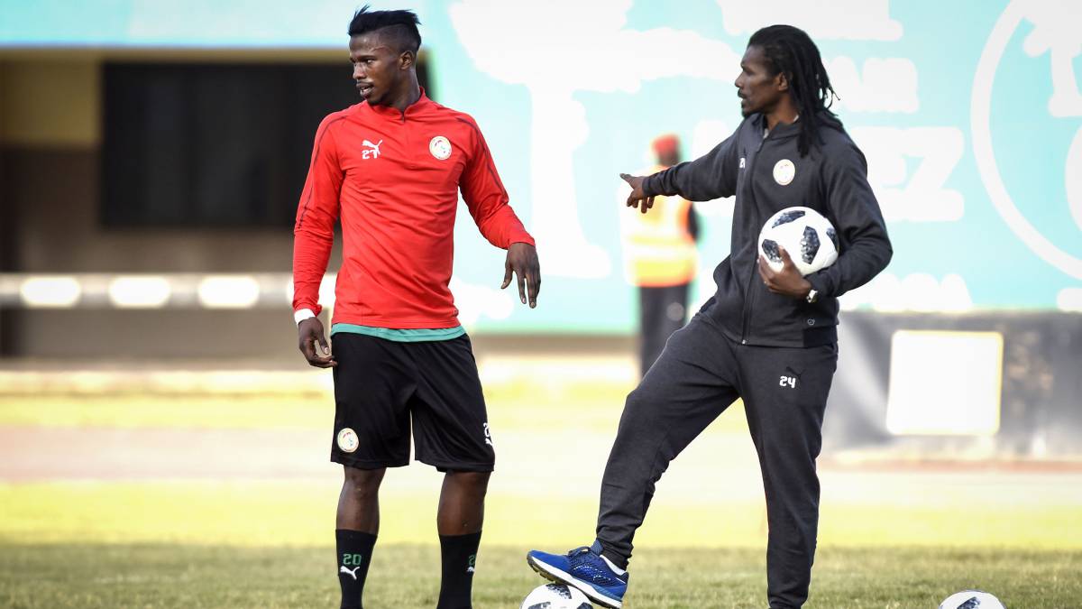 Keita Balde junto al seleccionador senegalés, Abdoulaye Sow.