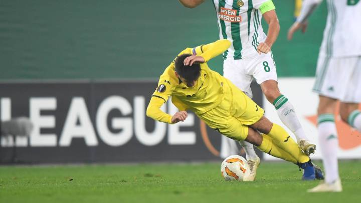 Gerard Moreno, delantero español del Villareal, disputa un balón con el centrocampista austriaco Stefan Schwab, del SK Rapid Vienna, durante el partido entre ambos equipos correspondiente al grupo G de la Liga Europa de la UEFA.