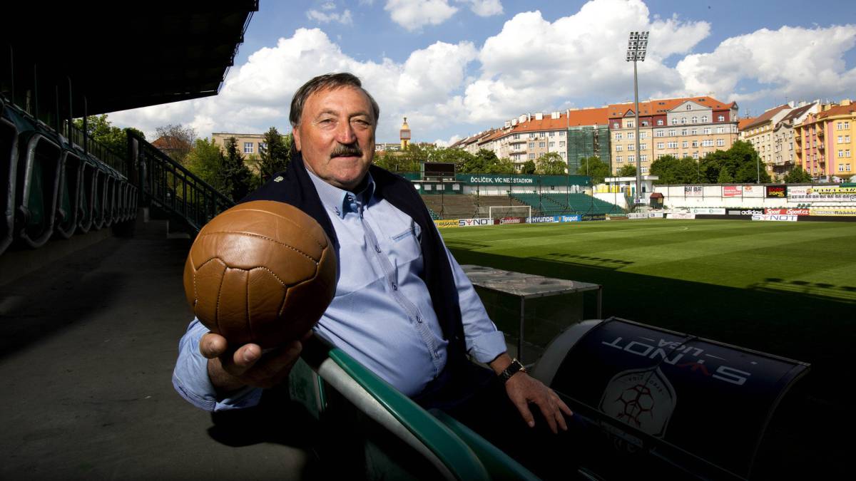 ANTONIN PANENKA EN EL ESTADIO BOHEMIANS DE PRAGA