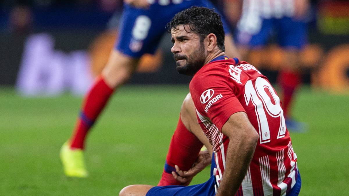 Diego Costa se lamenta sobre el terreno de juego.
