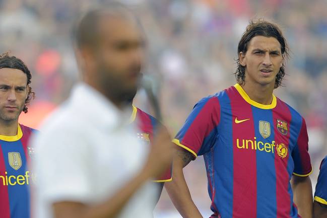 Zlatan Ibrahimovic escucha el discurso de Pep Guardiola antes del Trofeo Joan Gamper contra el Milán en agosto de 2010.