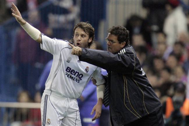 Antonio Cassano recibe instrucciones de Fabio Capello durante el derbi madrileño en el Calderón de la temporada 2006-2007.