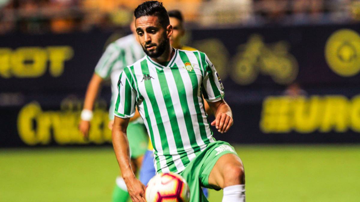 El Betis deberá hacer sitio para fichar en enero y los favoritos a salir son Ryad Boudebouz, Tonny Sanabria y Sergio León. Los tres tienen cartel.