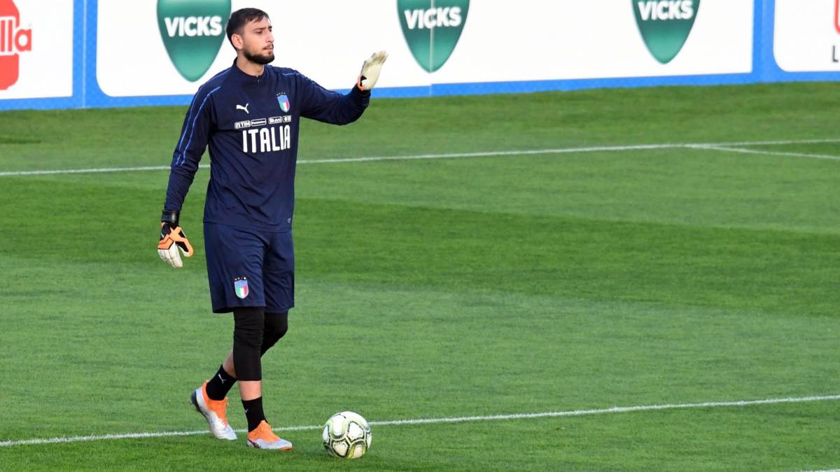 El portero italiano Gianluigi Donnarumma asiste a un entrenamiento de la selección nacional en el Coverciano Sport Center, Florencia, Italia.