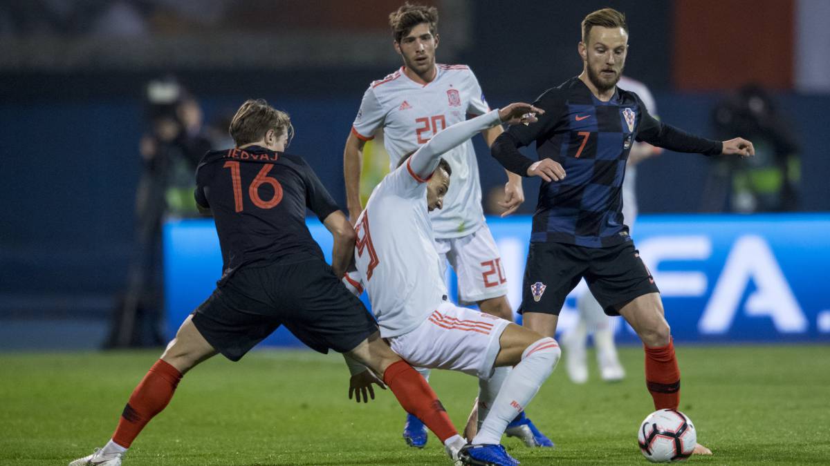 Ivan Rakitic pugna un balón con Rodrigo Moreno durante el encuentro de la Liga de Naciones entre Croacia y España.