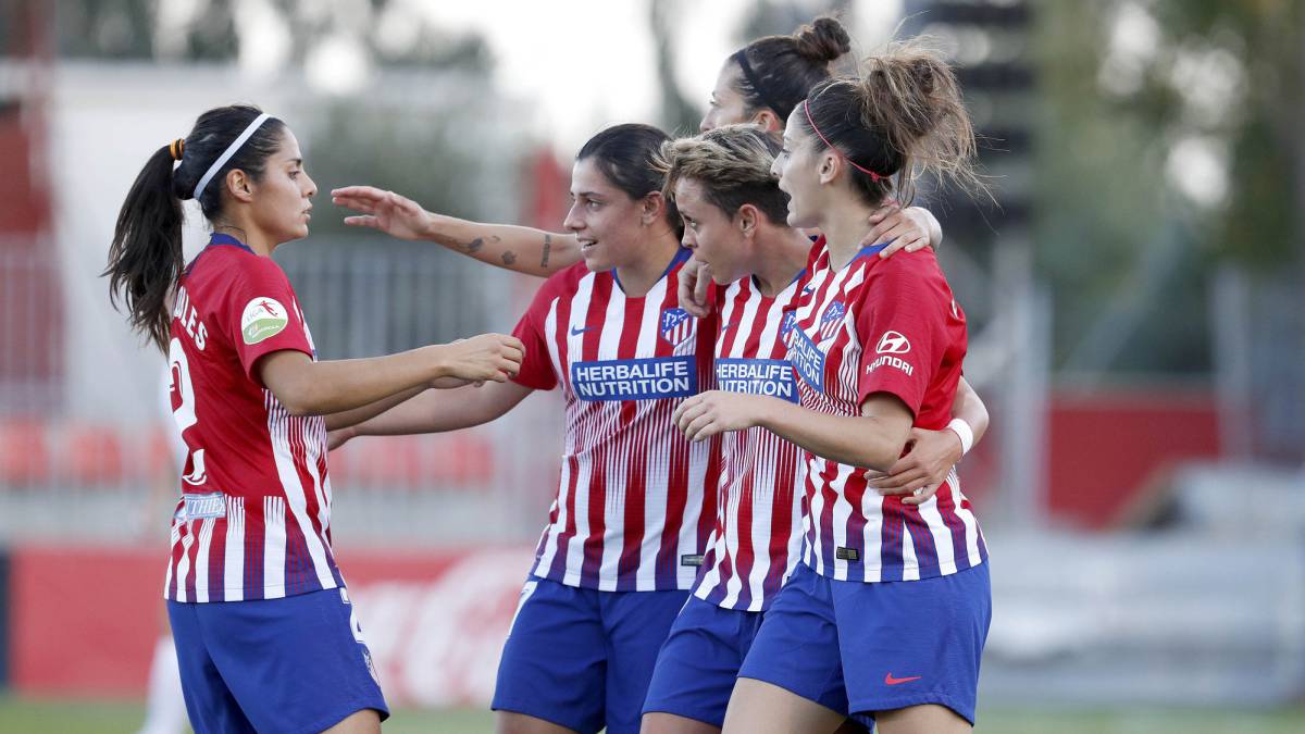 Amanda, en el centro, felicitada por sus compañeras en el partido contra el Madrid CFF