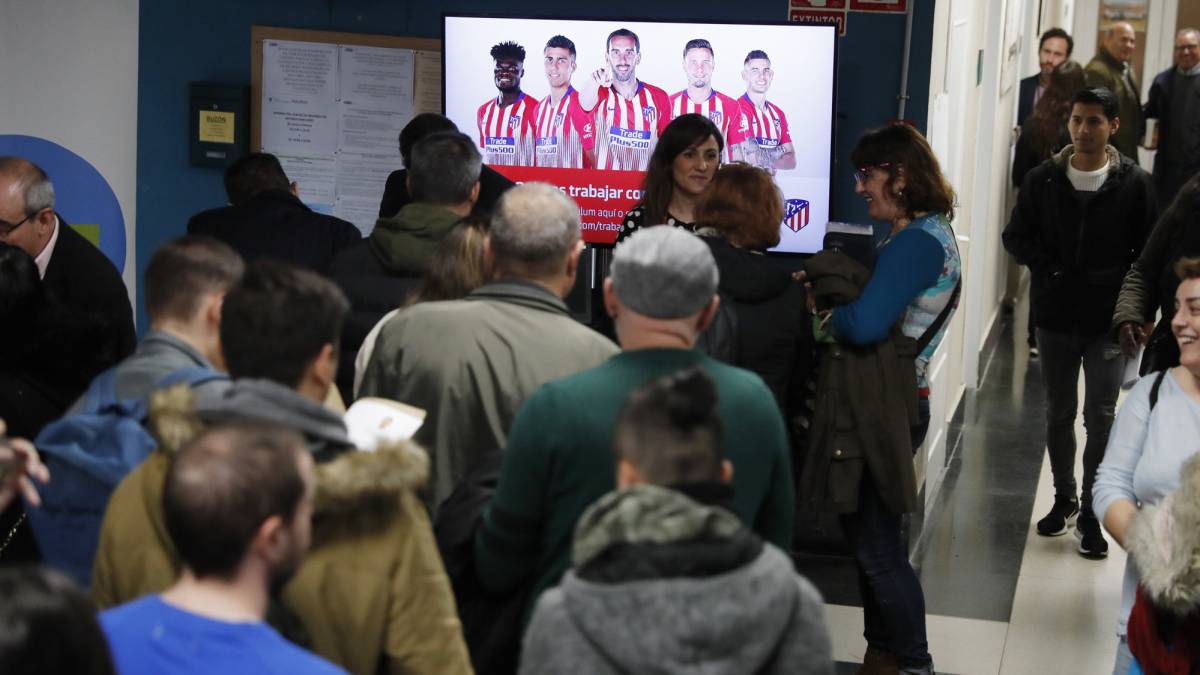 Los asistentes hicieron cola en el puesto del Atlético de la I feria del empleo de San Blas-Canillejas.