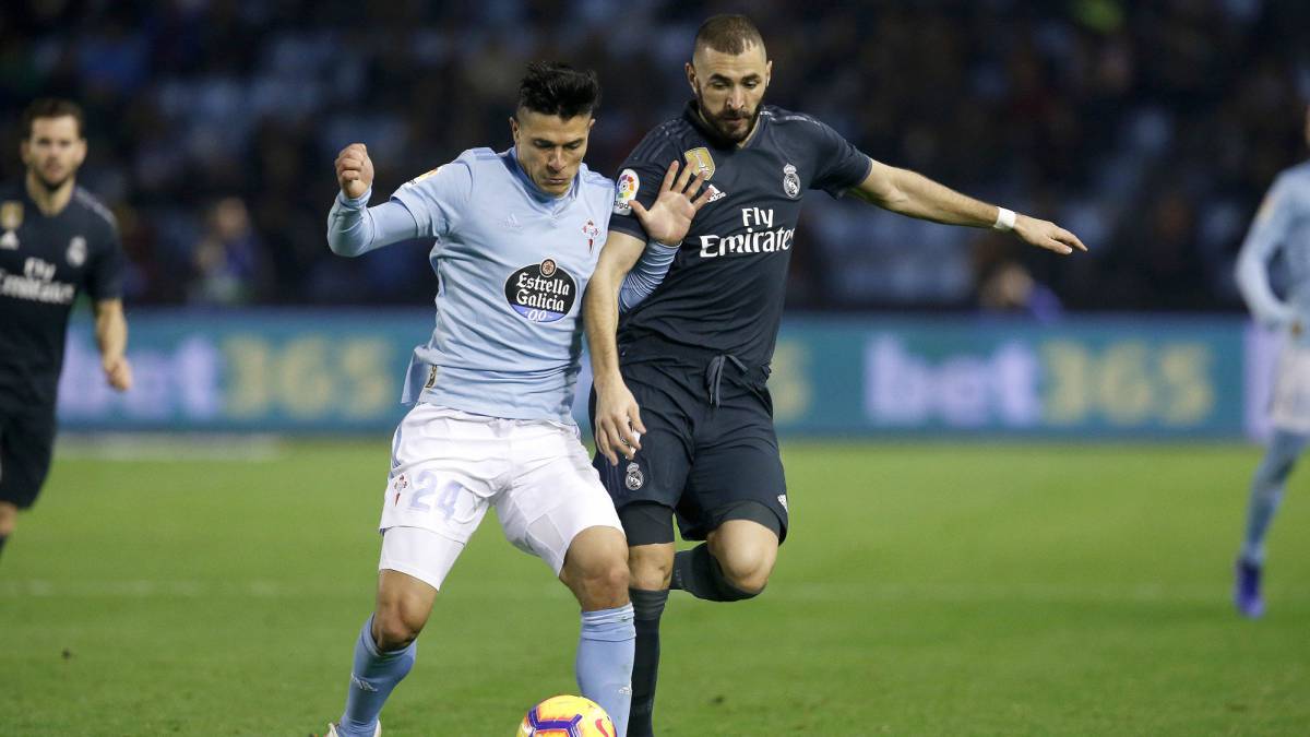 Facundo Roncaglia pugna por el balón con el delantero madridista Karim Benzema.