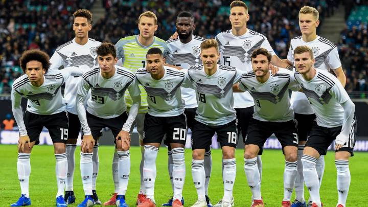 Los jugadores de la selección alemana de fútbol posan antes del partido amistoso disputado ante Rusia en Leipzig, Alemania, hoy, 15 de noviembre de 2018.