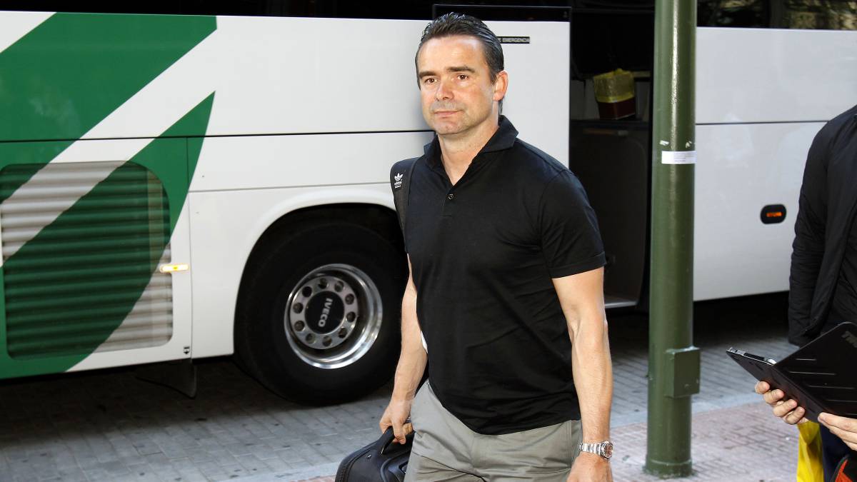 Overmars: "Los jets privados de los clubes llenaban Schiphol"