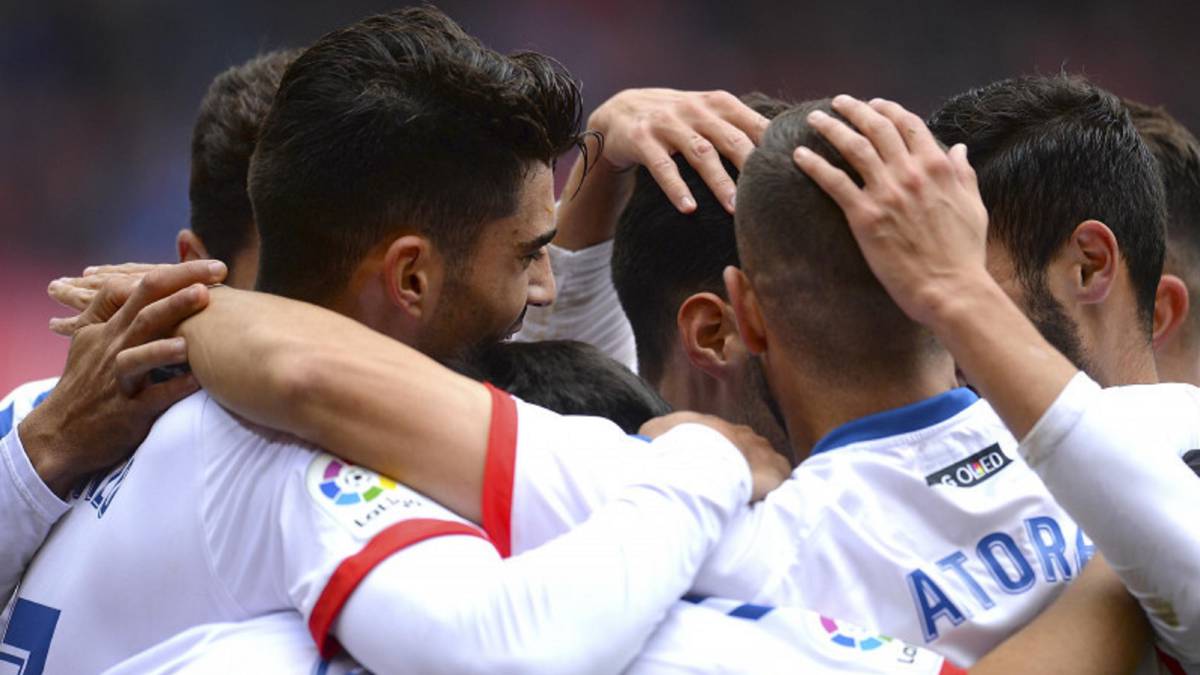 Resumen y goles del Numancia 1-2 Rayo Majadahonda: Iza, de penalti, y Aitor García, tras una buena contra, dieron su segundo triunfo como visitante al equipo majariego.