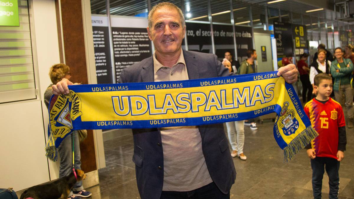 PACO HERRERA a su LLEGADA al AEROPUERTO