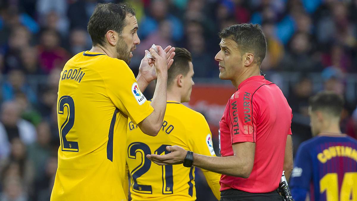 Godin (Atletico de Madrid) conversa con Gil Manzano