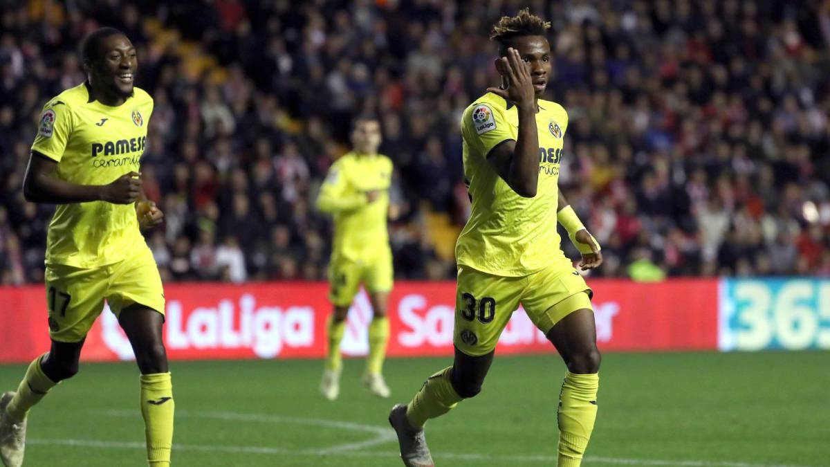 El centrocampista nigeriano del Villarreal, Samuel Chukwueze, celebra el primer gol del equipo castellonense ante el Rayo en el encuentro de la pasada jornada de LaLiga Santander.