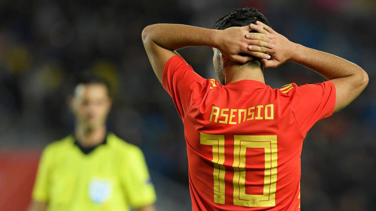 El centrocampista del Real Madrid Marco Asensio se lamenta de una ocasión marrada en un encuentro con España.