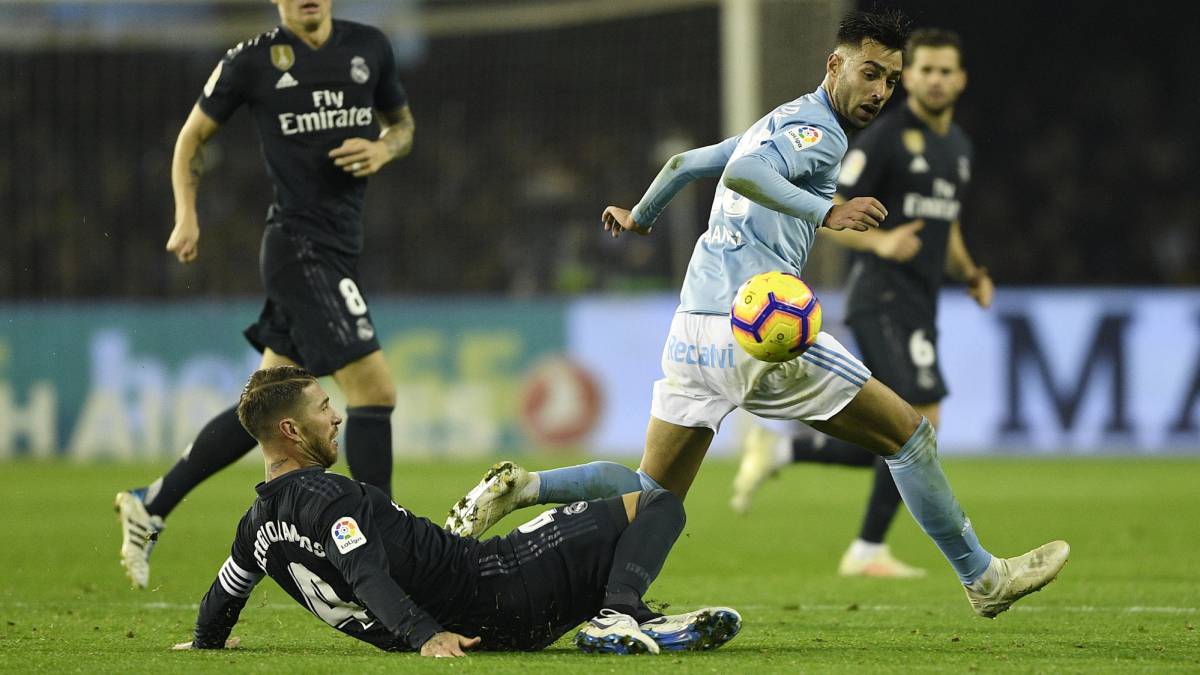 Brais Méndez pugna por el balón con Sergio Ramos