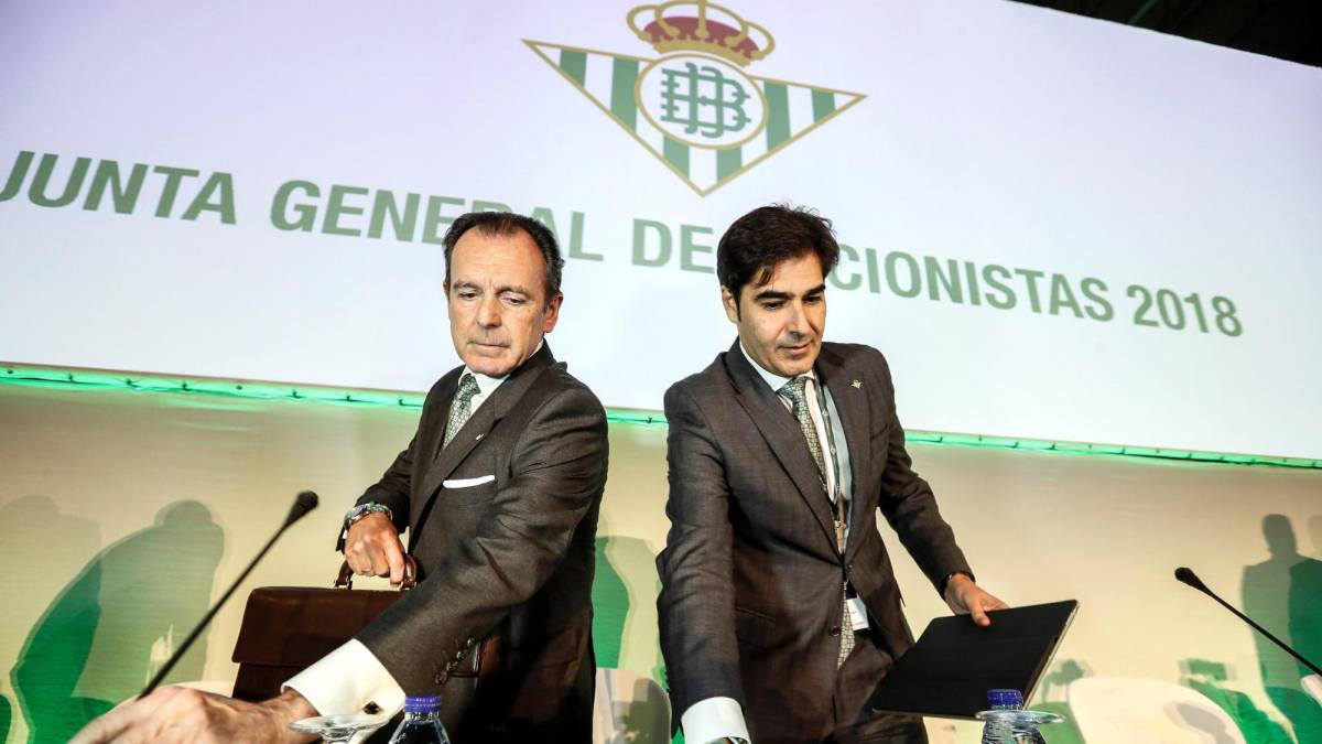 El presidente del Real Betis Balompié, Ángel Haro, y el consejero Ernesto Sanguino, durante la Junta General de Accionistas 2018.