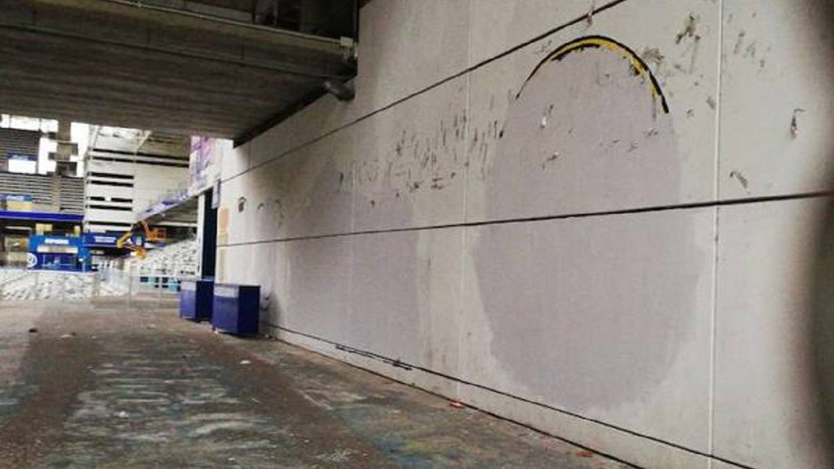 Imagen de los murales del Carlos Tartiere tras ser borrados.