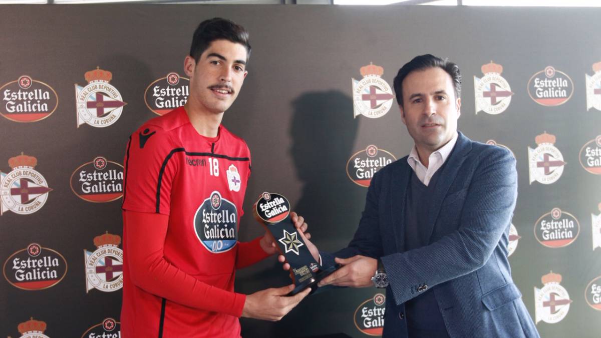 Carlos Fernández recibió el premio Jugador Estrella Galicia del Deportivo