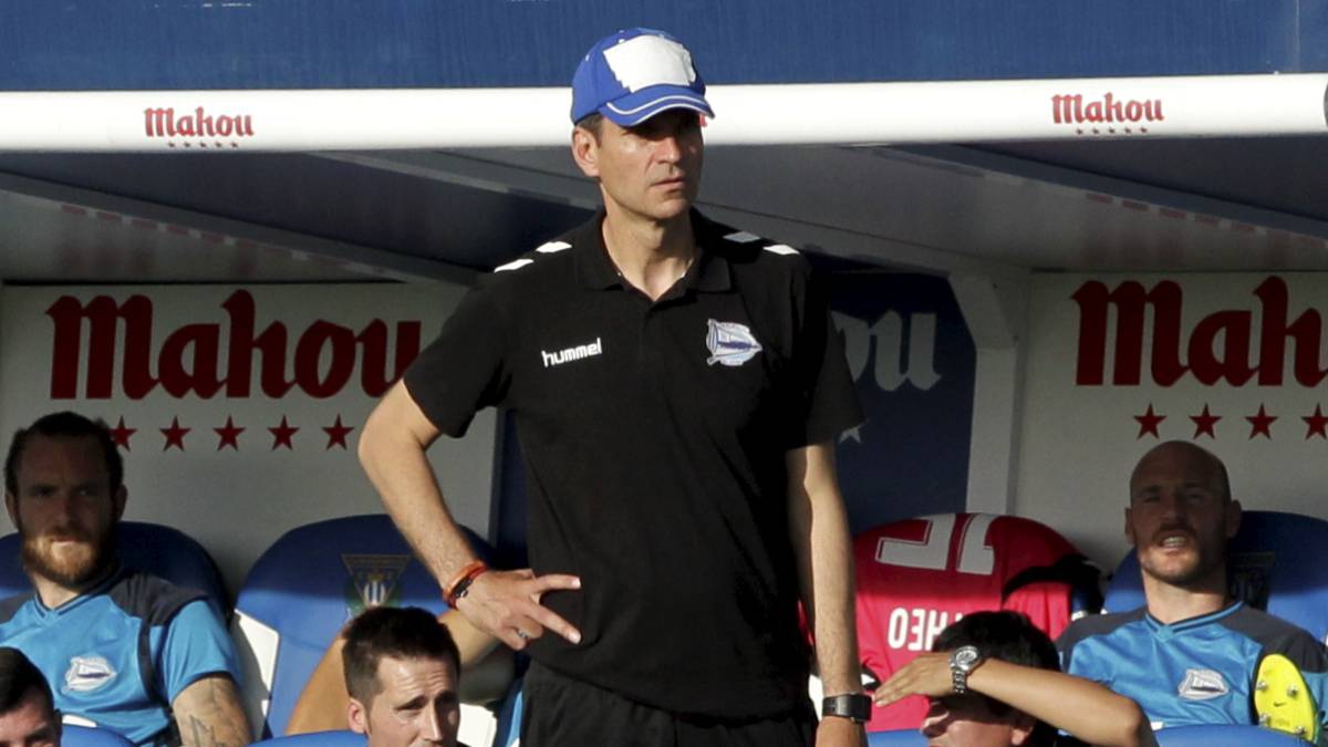 Mauricio Pellegrino con gorra en Butarque en su último partido liguero como entrenador del Alavés.