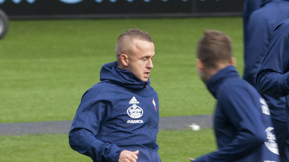 Stanislav Lobotka se ejercita sobre el césped del estadio de Balaídos con el Celta.