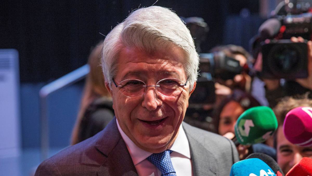 Enrique Cerezo atiende a los medios de comunicación tras un acto.