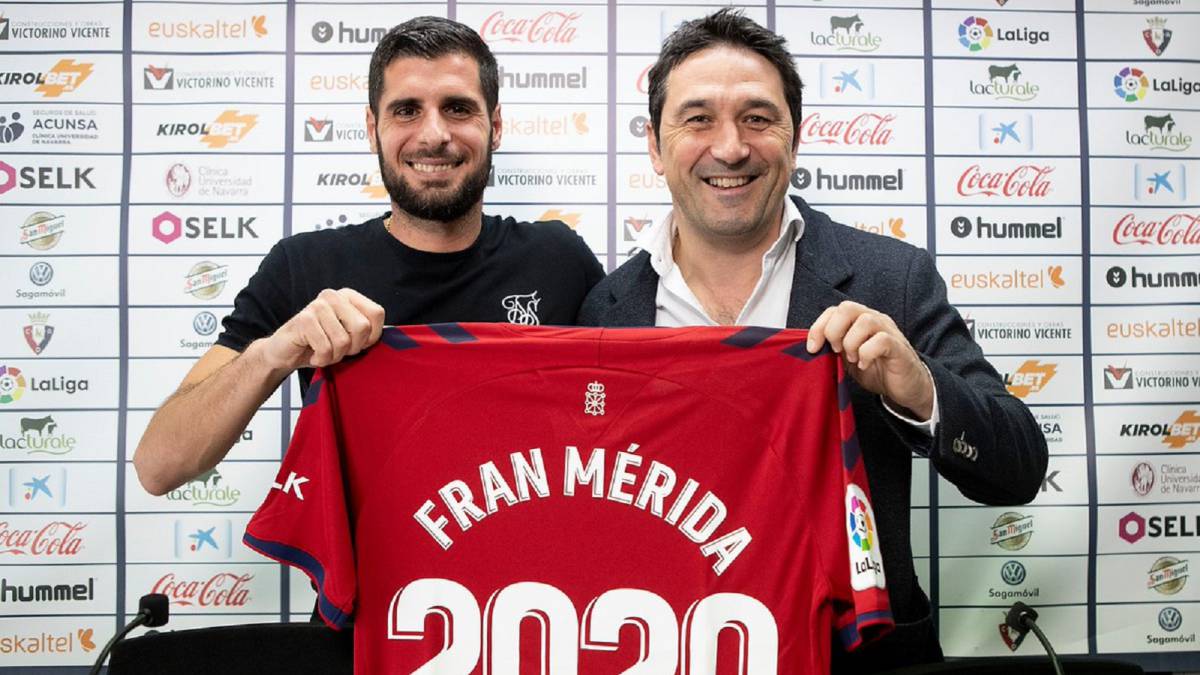 Fran Mérida y el director deportivo del club, Braulio Vázquez, durante el acto de renovación del jugador.
