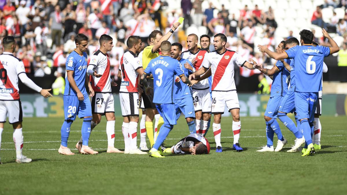 Falta del Getafe en el derbi ante el Rayo.