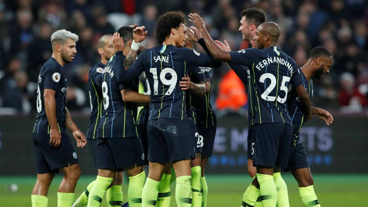 Los jugadores del Manchester City celebran un gol.
