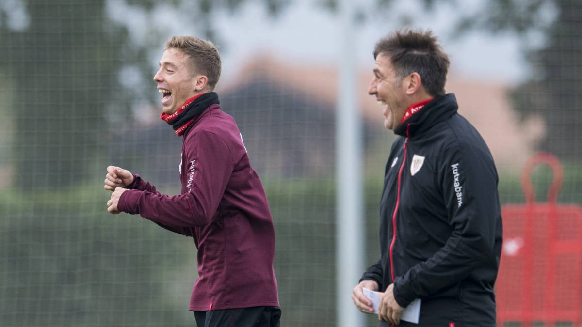 Sonrisas de Muniain y Berizzo durante la sesión de ayer en las instalaciones de Lezama.