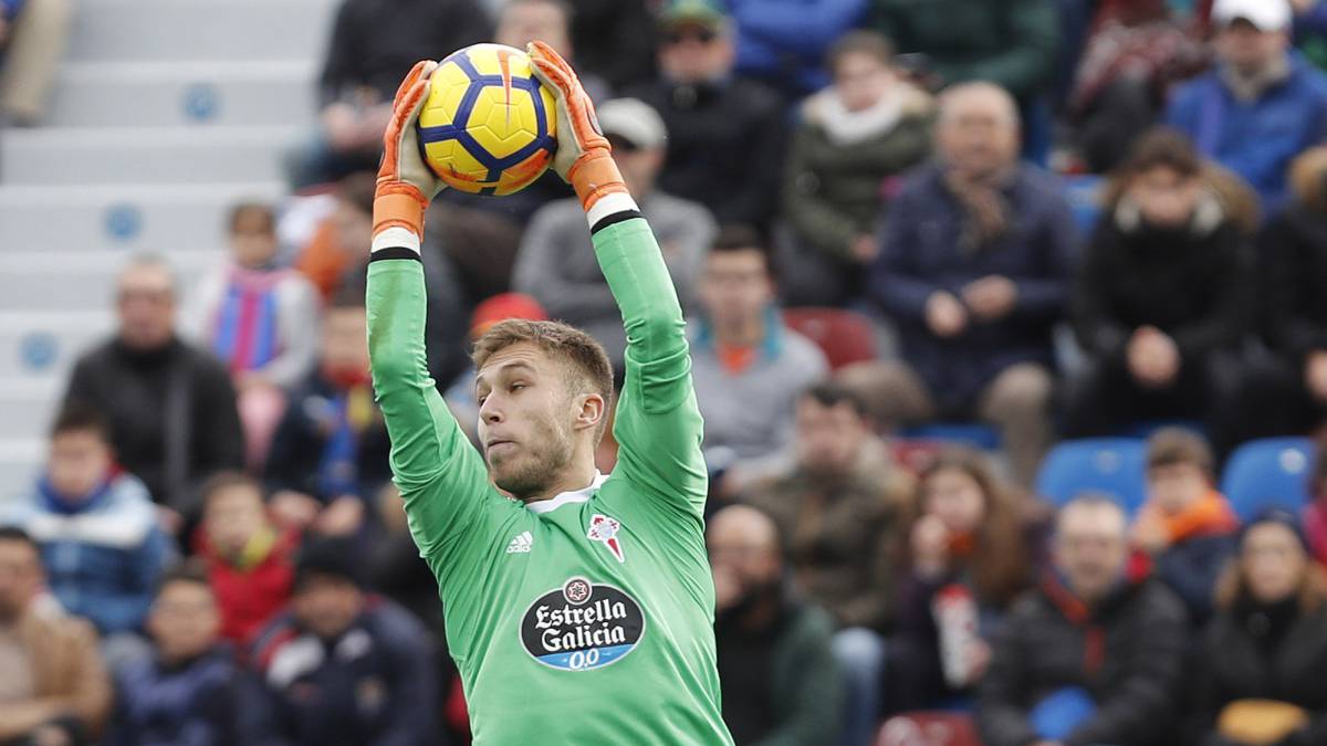 El portero Rubén Blanco captura con las manos un balón durante un partido del Celta.