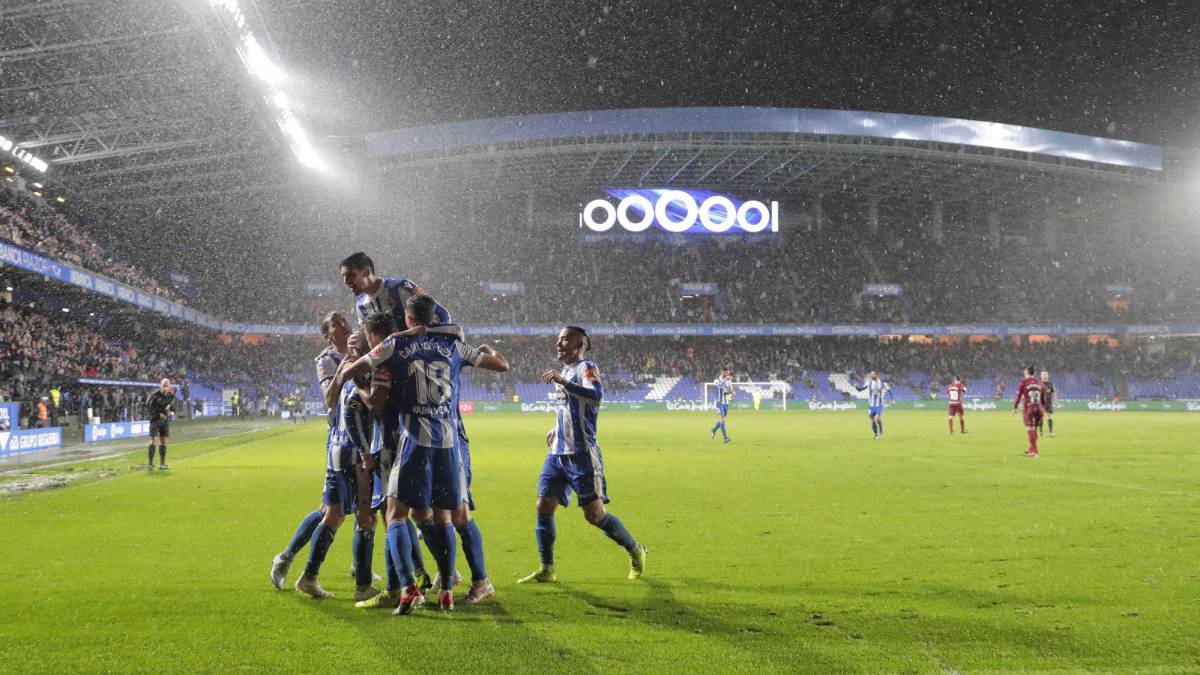 Los jugadores del Deportivo hacen una piña para celebrar el gol de Carlos ante el Oviedo.