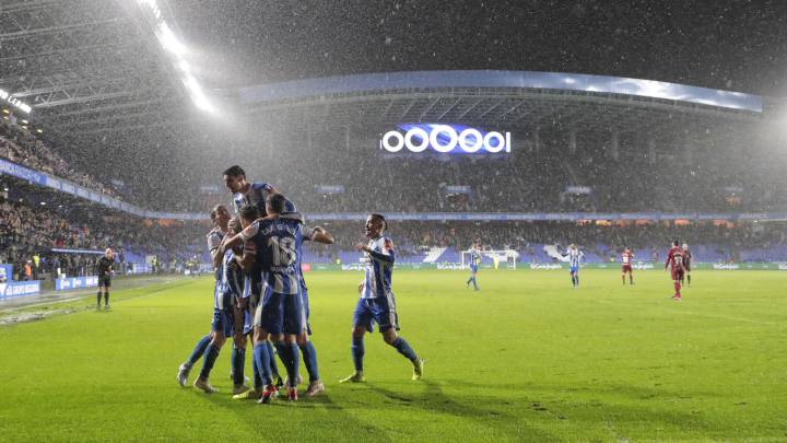 Los jugadores del Deportivo hacen una piña para celebrar el gol de Carlos ante el Oviedo.