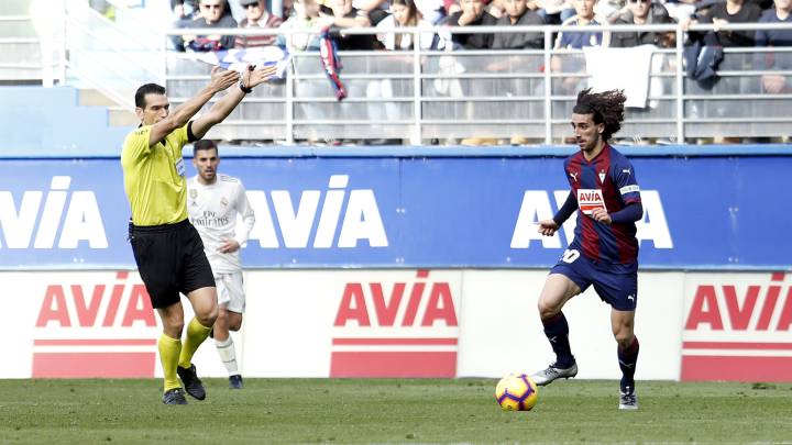 El jugador del Eibar Marc Cucurella conduce el cuero en el encuentro entre el Eibar y el Real Madrid de LaLiga Santander.