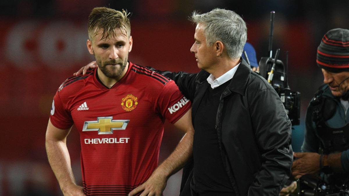 José Mourinho abraza a Luke Shaw tras un partido de Premier a principios de temporada.