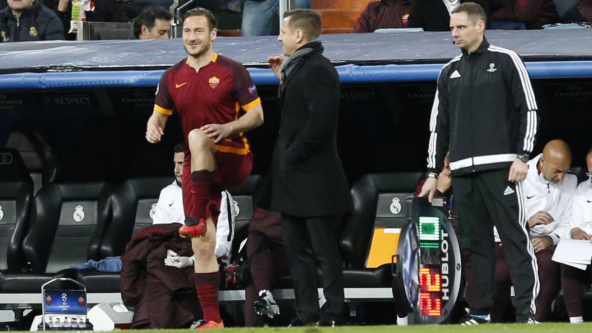Francesco Totti calienta en la banda del Santiago Bernabéu antes de saltar al césped en el Real Madrid-Roma de vuelta de octavos de final de la Champions 2015-2016.