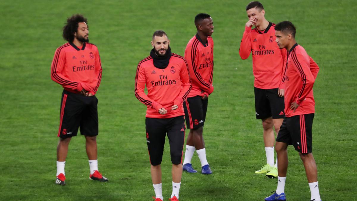 Real Madrid qualify thanks to Viktoria Plzen and top the group