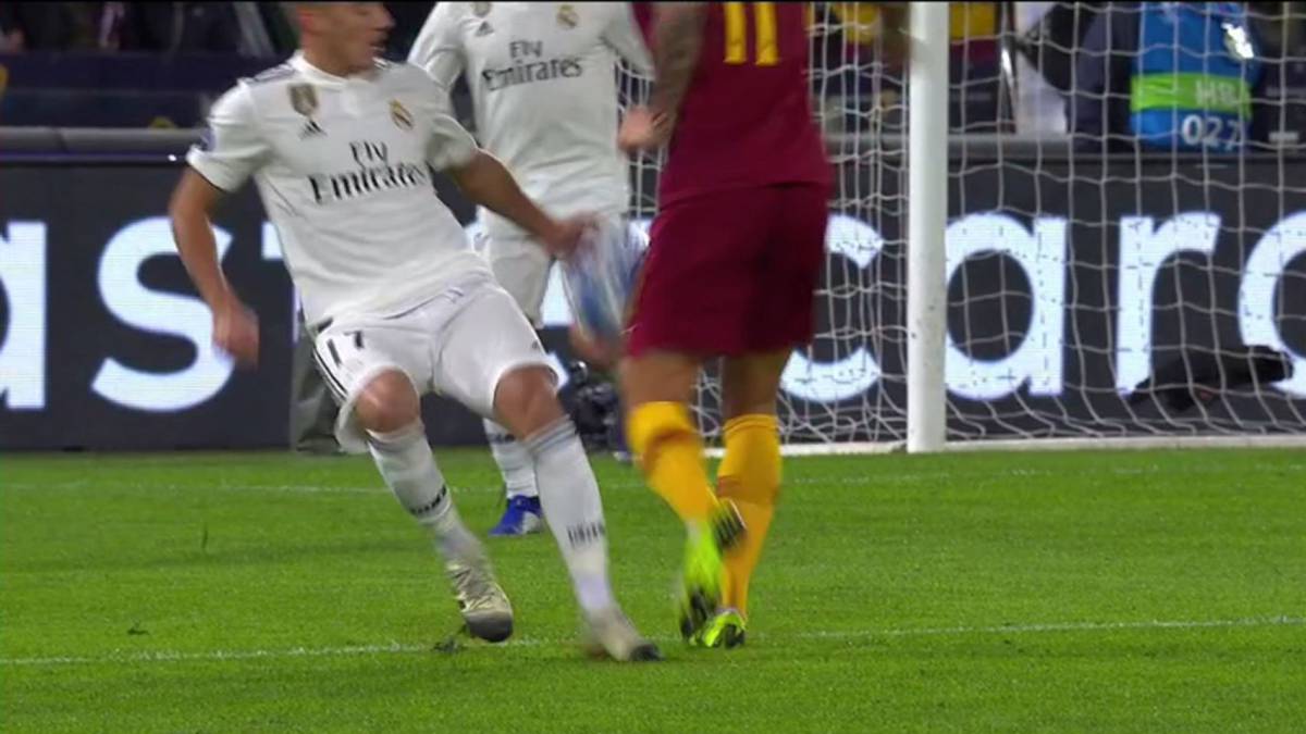 El Roma reclamó penalti por mano de Lucas Vázquez.