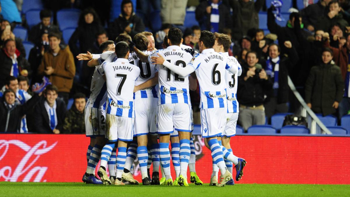 Los jugadores de la Real celebran un gol.