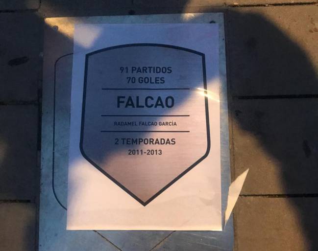 Placa a Falcao en el Metropolitano colocada por los aficionados.